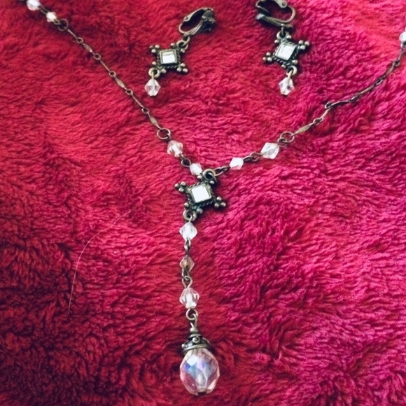 Rare Vintage Ladies crystal necklace & clip on earring set, N 17 1/2" E 1 1/2". - Picture 3 of 3